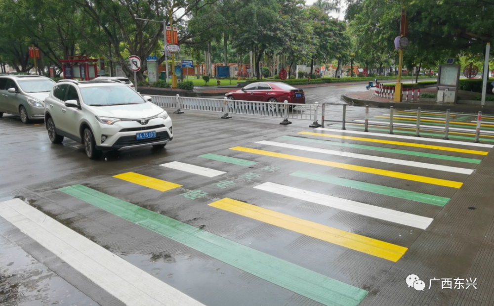 东兴现"让爱走起"三色斑马线_腾讯新闻