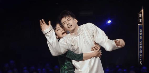 在决赛上,80岁高龄的陈爱莲老师惊喜助阵,和刘迦共通演绎《雷雨》的