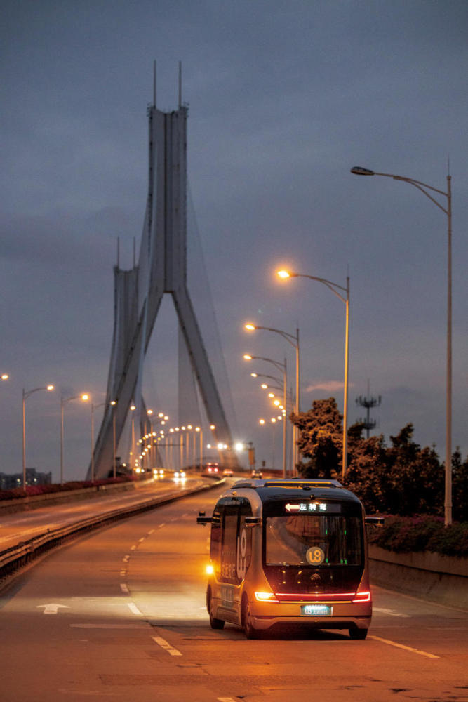 2021年6月4日,广州,鹤洞大桥海珠区路段,一辆载着物资的无人驾驶的小