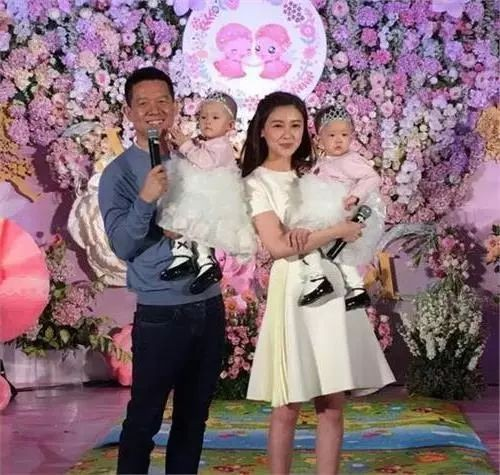 没过多久,甘薇便与贾跃亭携手步入婚姻的殿堂,二十几岁的年龄便过上了
