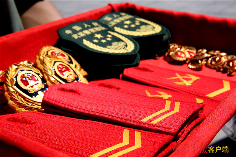 一身戎装,一生荣光:今天,他们向武警部队旗告别_腾讯新闻