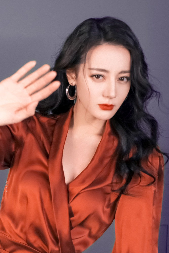 迪丽热巴一身红裙真的太美了