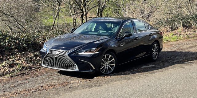 2021年雷克萨斯es250评测稳重的街头巡洋舰