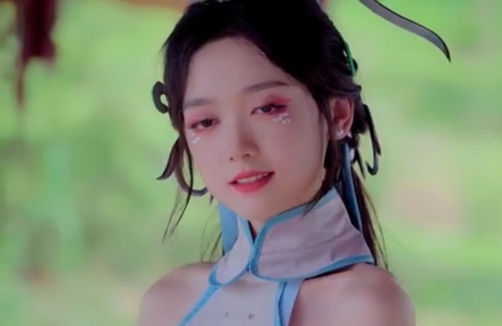 而前段时间呢,灵儿去cos了王者荣耀的一个女英雄,cos的还是大乔的白鹤