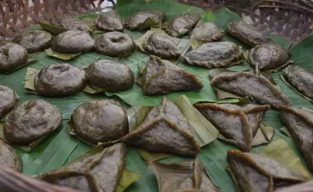 外表看起來灰黑帶綠一團艾葉的清香是艾餈的靈魂所在鹹餡一般用鮮筍