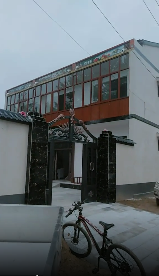 大衣哥老婆被疑怀三胎,穿新衣小腹隆起明显,手抚肚笑到合不拢嘴