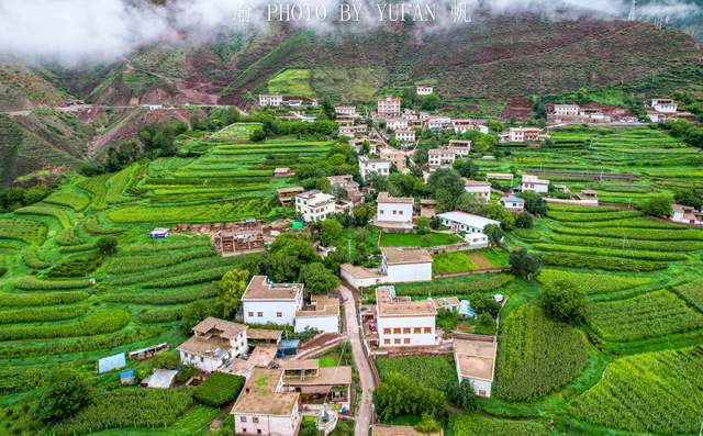 西藏新农村与你想象的不一样家家都住小洋楼村里还建有教堂