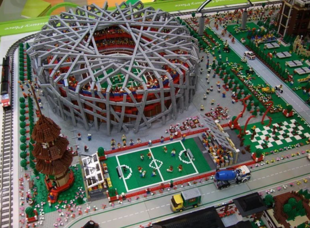 乐高积木拼建的鸟巢模型此外根据中国新闻网消息,总投资额超70亿元的