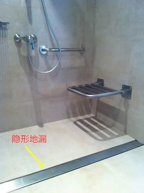 很好奇卫生间装长条地漏为什么师傅要装在淋浴房门边