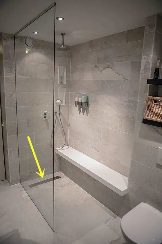 很好奇卫生间装长条地漏为什么师傅要装在淋浴房门边