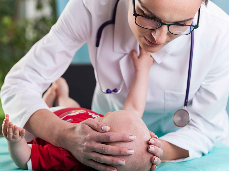 婴儿脑瘫前期症状具体如下1对外界反应比较迟钝,或者表情比较淡漠