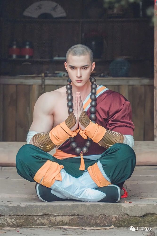也让他被很多网游官方所关注,小哥哥僧人的惊艳扮相,而除了写真,这