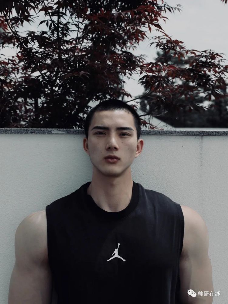 不过由于小哥哥脸型的原因,他的寸头没有让人显出痞帅,反而有一种奶乖