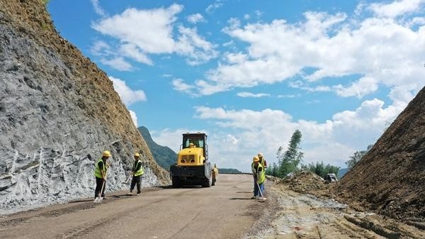 酉阳:旅游公路修建忙