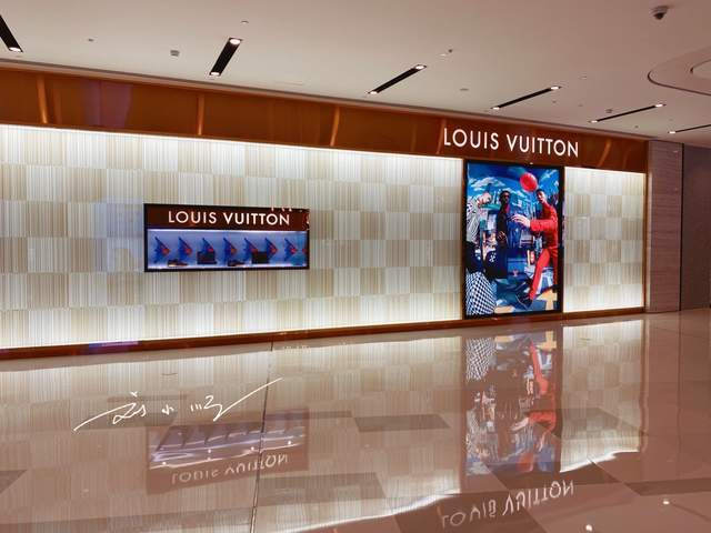 重庆最高档的商场就在江北嘴cbd重庆第一家lv专卖店开在这里