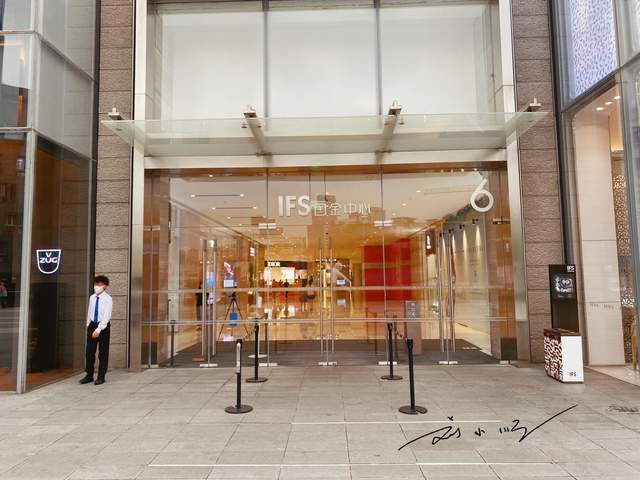 重庆最高档的商场就在江北嘴cbd重庆第一家lv专卖店开在这里