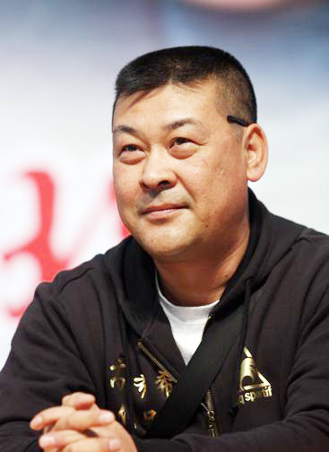 侯传杲1965年出生于辽宁省抚顺市,母亲是普通人,父亲曾是长春电影制片