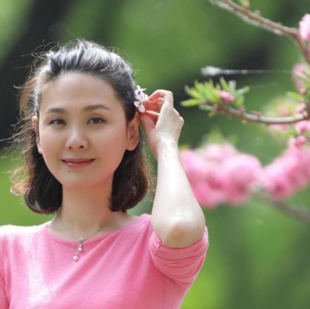程莉莎状态真好粉色上衣配印花裙穿出曲线美淡妆素抹仍惊艳