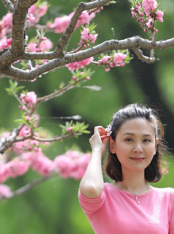 程莉莎状态真好粉色上衣配印花裙穿出曲线美淡妆素抹仍惊艳