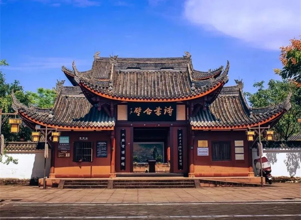 这座建筑的绝美之处在于当你站在大雅堂公园的台阶上看丹棱在远山的