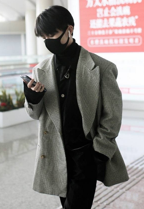 往年秋冬季节,马嘉祺现身机场,上班路上,经常穿风衣,希望在不久之后