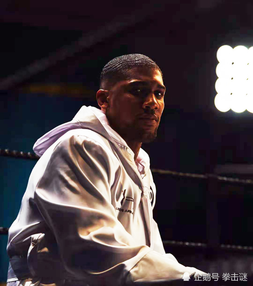 拳王约书亚展示最新体格,腹肌清晰明显,体重貌似只有230多磅