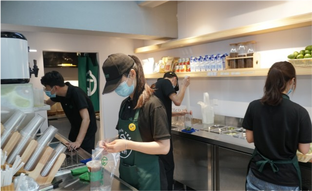 "喜茶"也摊上事了,店员错拿样品卖给顾客,致使顾客喝下后洗胃