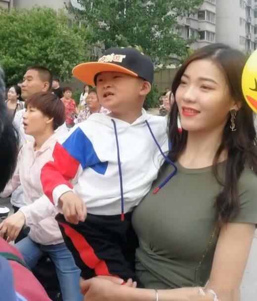 刘长江给"小马总"安排了一个名为王云辉的美女保姆.