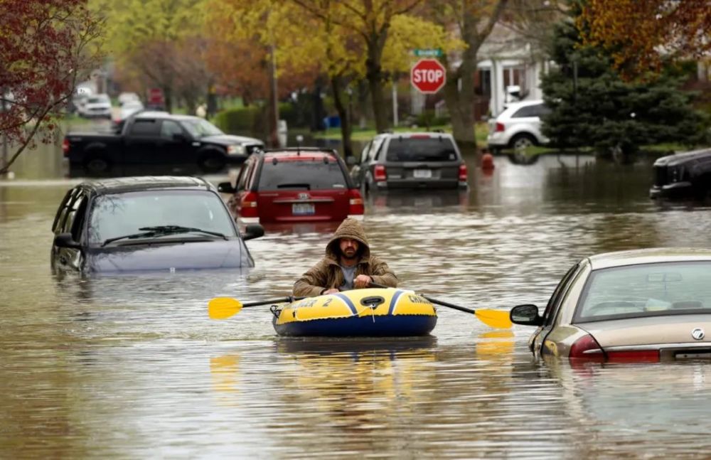 事实上,纽约市之所以会爆发如此严重的水灾和今年8月底出现的"飓风
