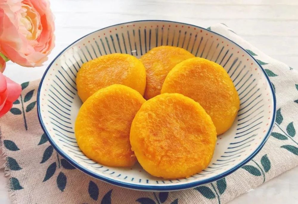 1块南瓜,1根香蕉,只要平底锅就能做,老人孩子超爱吃!