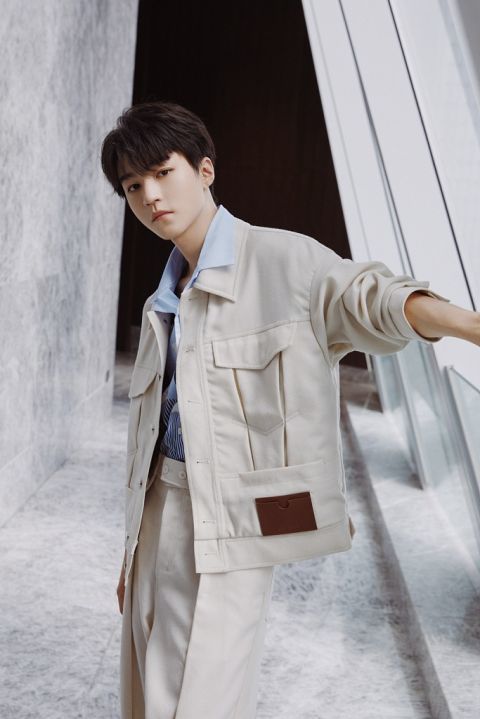 王俊凯最新活动写真曝光工装造型清爽帅气