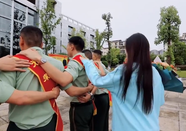 近日,四川一位兵哥哥退伍,異地女友悄悄來到部隊接退伍的男友回家.