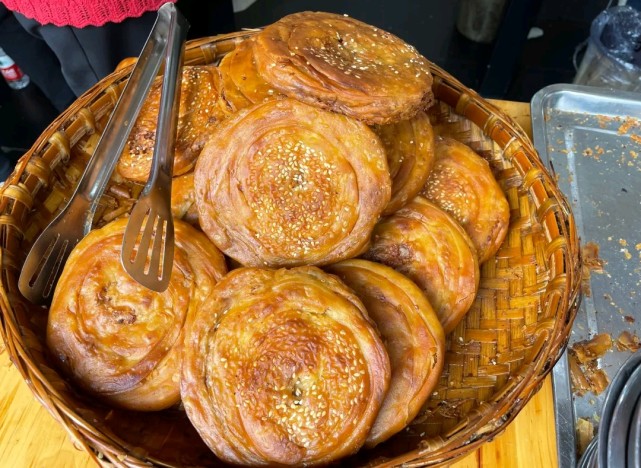 成都梁家巷的特色锅盔十多年的技艺传承金黄酥脆油香四溢