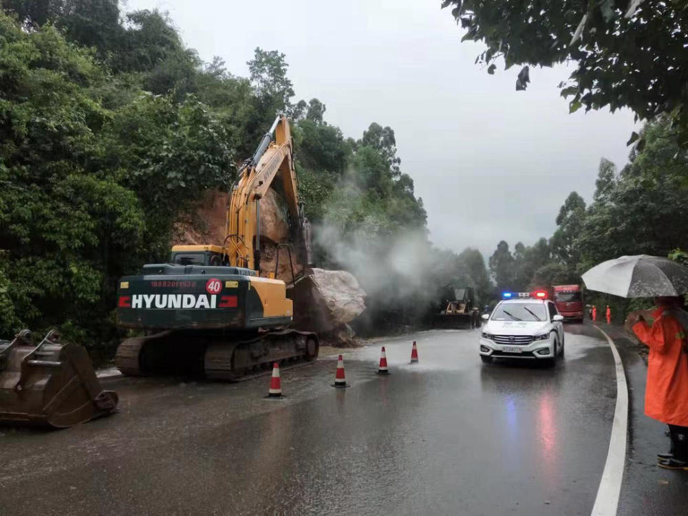 四川荣县g348国道度新道班k1688处边坡垮塌02道路实行半幅通行