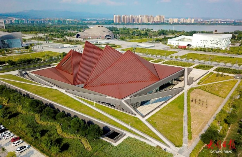 山西大学美术学院原院长高鑫玺带着策划团队负责开馆,策展总体设计