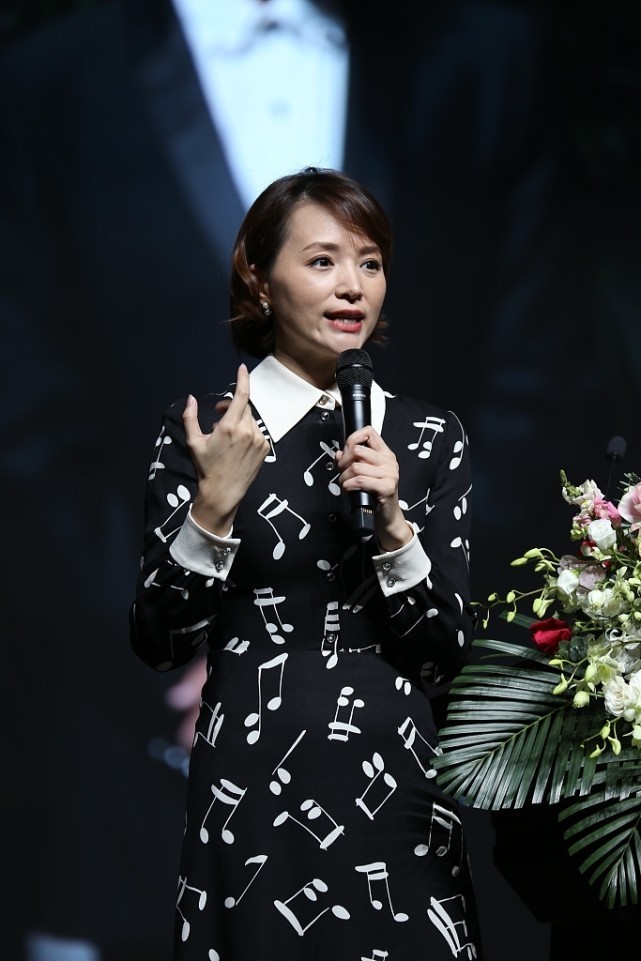 最优雅女主持董卿气质真好47岁素颜也抢镜女人味十足