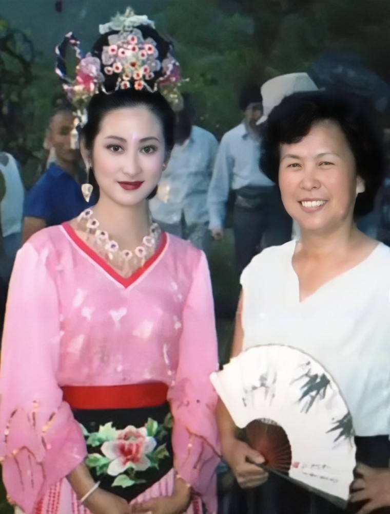 户外拍摄,正逢夏天,野外蚊子特别多,咬得让人受不了,好在王苓华有功底