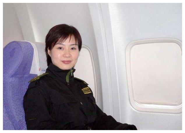 她17岁进入女子特警队现在已是大校警衔丈夫是一位普通保安