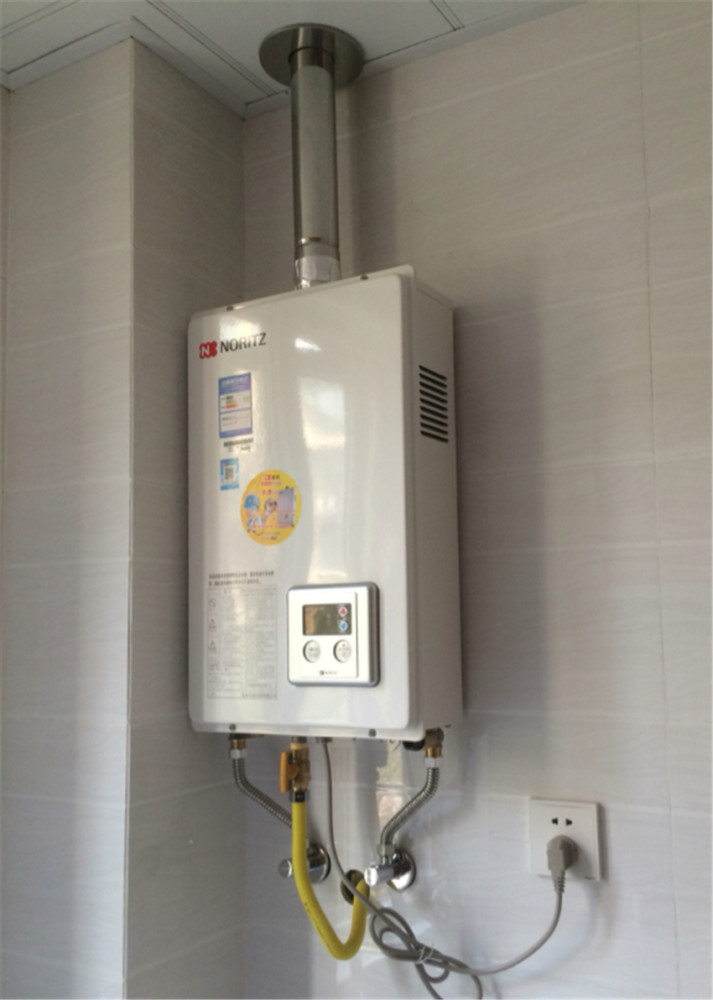 准备在厨房燃气热水器的话,安装前注意将热水器的排烟管位置预留好.