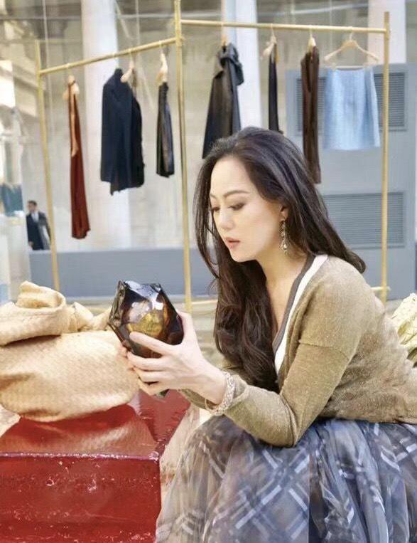 章小蕙的"贵妇范"藏不住,穿卡其色毛衣配雪纺裙温婉优雅,太美