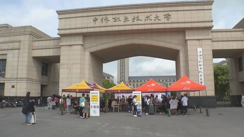 一见倾新金山这所学校迎来了新生报到