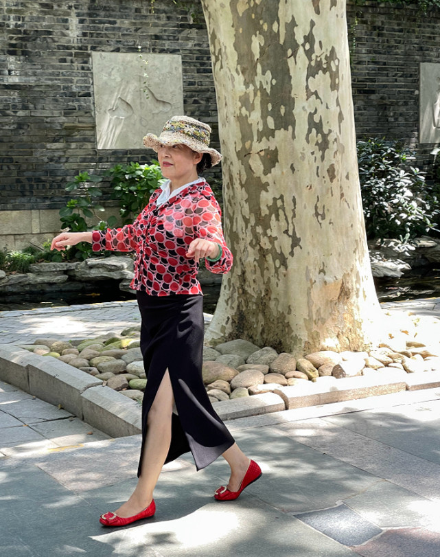 秋意渐浓,老年人怎么穿好看?瞧上海阿婆"衬衣 裙子",好精致