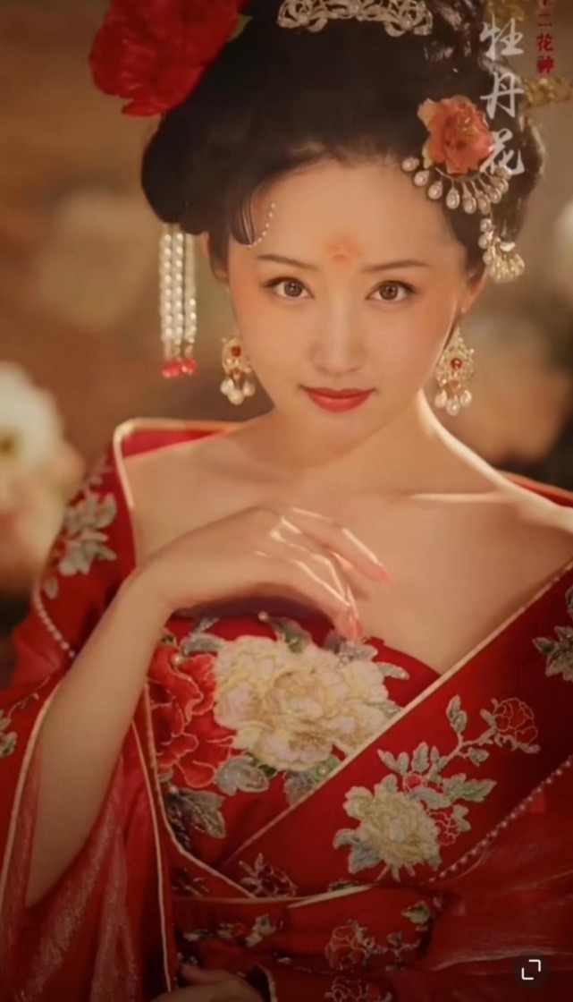 甜歌王后杨钰莹穿古装好惊艳一字锁骨太抢镜眼神撩人气质犹存