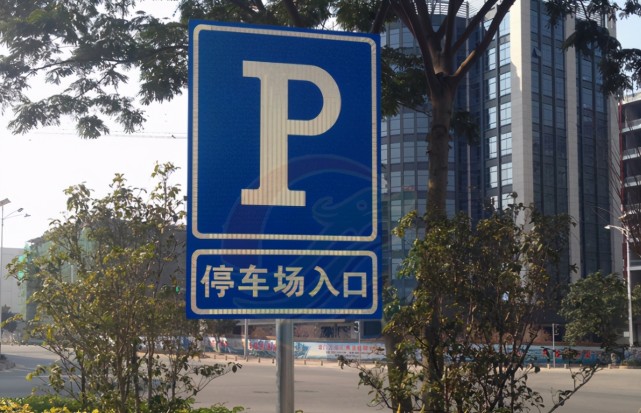 在停车场将车头朝外停放也是为你爱车着想