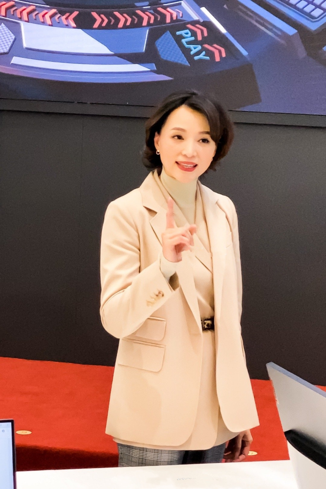 董卿现身朗读者开会穿衬衣打扮干练新发型慵懒范十足