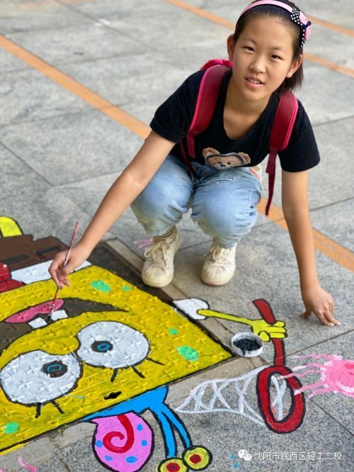 井上添花创意涂鸦轻工二校别样艺术扮靓秋日校园