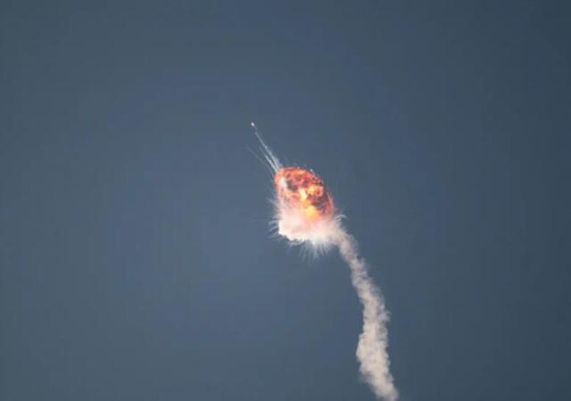 18时59分,美国一枚火箭发射升空,飞行2分30秒后发生剧烈爆炸