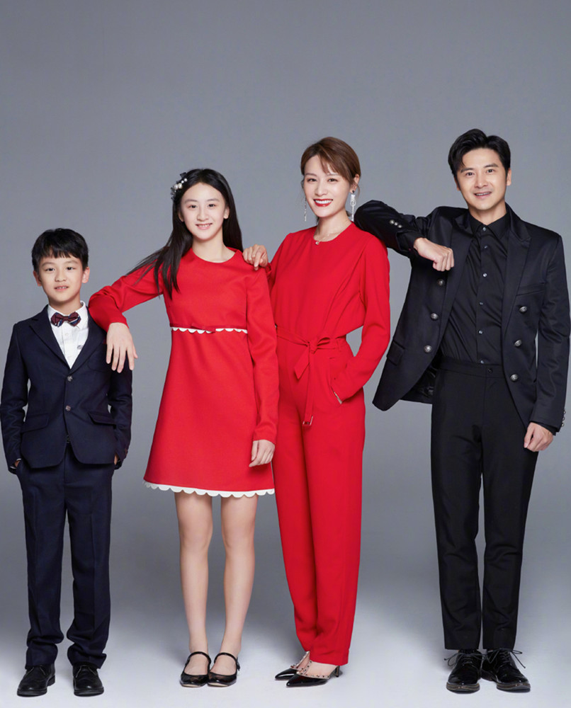 田亮一家最新亲子照,森碟穿红裙好时髦,13岁气质比爸妈还好