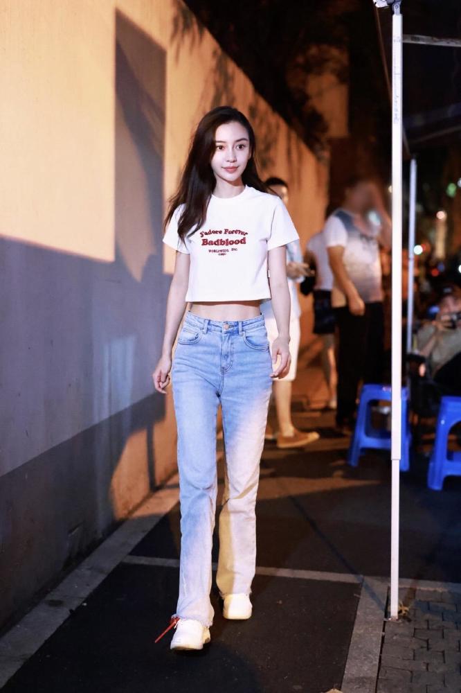 杨颖最新上班私服,白色刺绣短t搭配牛仔裤,完美展现腰线