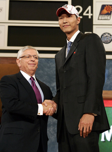易建联 回忆NBA里的中国德比：阿联统治CBA后前往NBA，与姚明初次交手